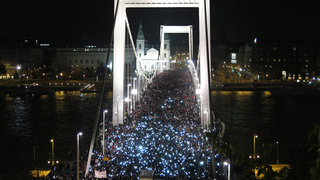 100.000 húngaros salen a la calle contra el impuesto sobre Internet
